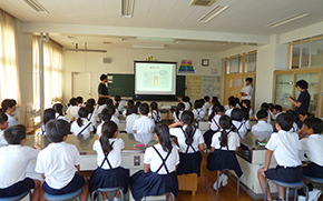 小学校で　お口の健康についての講演会を定期的に行っています。